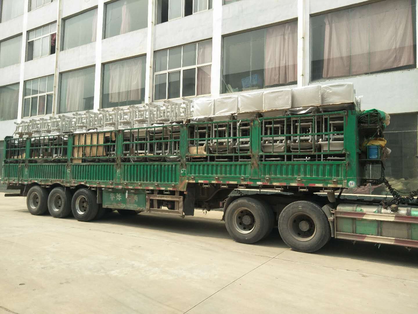 案例|睿學(xué)卓藝4000余套課桌椅批量發(fā)貨，交付客戶