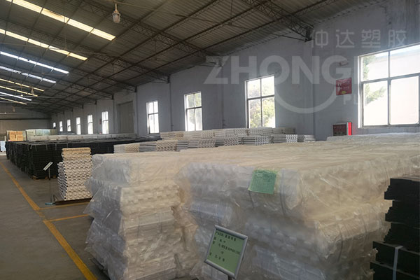 現(xiàn)代化養(yǎng)豬場塑料漏糞板特點(diǎn)有哪些？